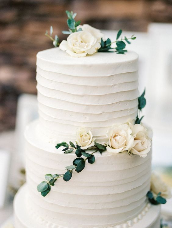 18 Simple White Wedding Cakes Ideas for Your Spring/Summer Wedding