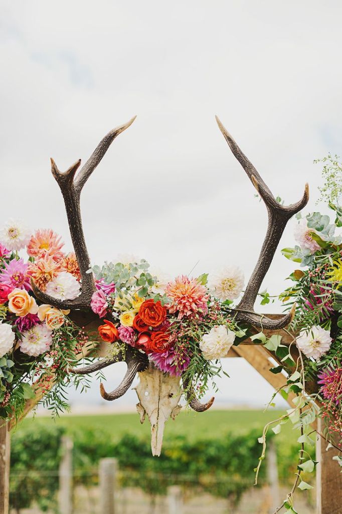 18 Days to Use Deer Antler for Your Rustic Wedding