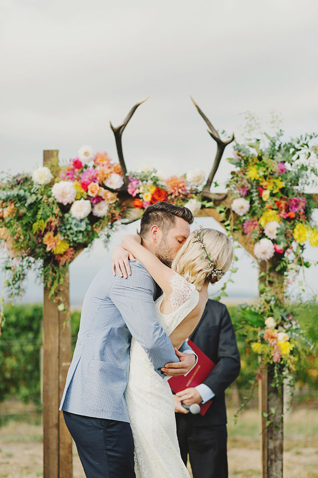 18 Days to Use Deer Antler for Your Rustic Wedding