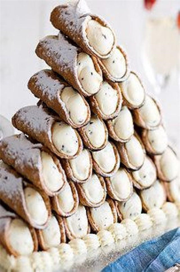 Serve your guests a mountainous pile of cannoli 
