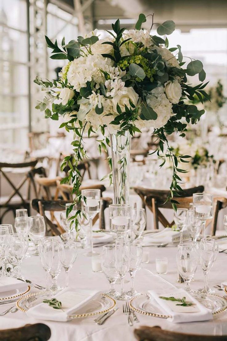 Green and White Wedding Decoration Ideas