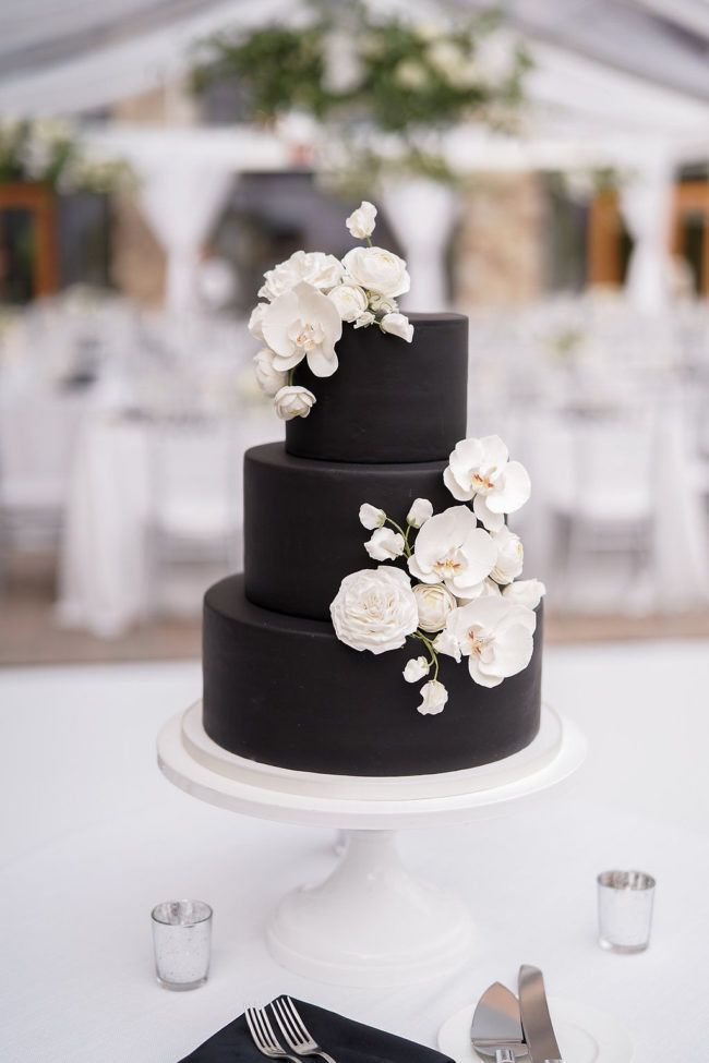 The Trendiest Black and White Wedding Cake Ideas